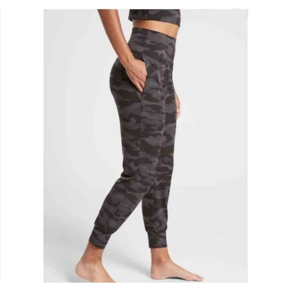 Athleta Saluation Jogger Camo SP Gray Black Powervita Pockets EUC Sweatpants